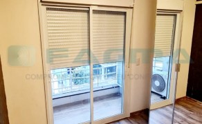 Porta acústica integrada com persiana